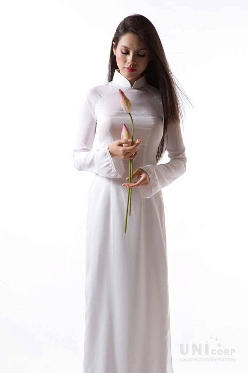 Ho&agrave;ng My đằm thắm b&ecirc;n sen hồng